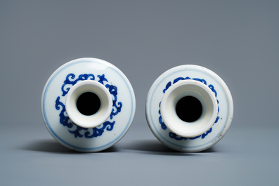 Een paar Chinese blauw-witte rouleau vazen met emblemen, Kangxi