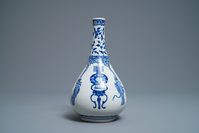 Een Chinese blauw-witte flesvormige vaas, Kangxi