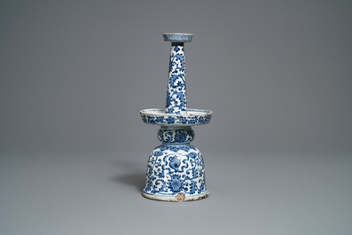 Een grote Chinese blauw-witte kandelaar met floraal decor, Qianlong/Jiaqing