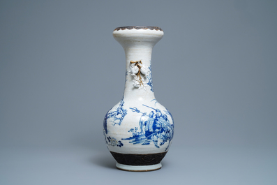 Un vase en porcelaine de Chine en bleu, blanc et rouge &agrave; fond craquel&eacute; dit de Nanking, 19&egrave;me
