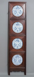 Een Chinees houten kamerscherm met blauw-witte plaquettes met draken, 19e eeuw
