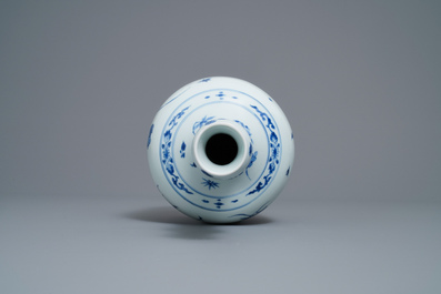 A Chinese blue and white garlic-neck bottle vase, Transitional period