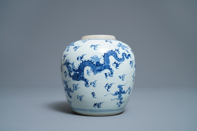 Un pot &agrave; gingembre en porcelaine de Chine en bleu et blanc &agrave; d&eacute;cor d'un dragon et un ph&eacute;nix, Kangxi