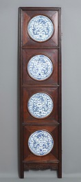 Un paravent en bois orn&eacute; de plaques en porcelaine de Chine en bleu et blanc, 19&egrave;me