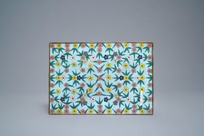 Un plateau de forme rectangulaire en &eacute;maux cloisonn&eacute;s, Chine, Qianlong/Jiaqing