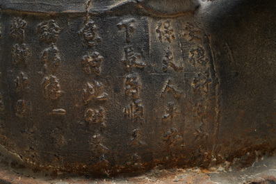 Une grande figure de Guanyin en fonte &agrave; inscription sur le dos, Chine, Ming/Qing