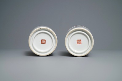 Une paire de vases de forme rouleau en porcelaine de Chine famille rose, 20&egrave;me