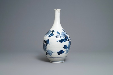 Un grand vase de forme bouteille en porcelaine Arita en bleu et blanc, Japon, Edo, 17&egrave;me