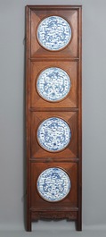Een Chinees houten kamerscherm met blauw-witte plaquettes met draken, 19e eeuw