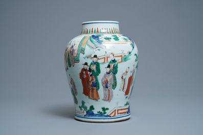 Un vase en porcelaine de Chine wucai au couvercle en bois, &eacute;poque Transition