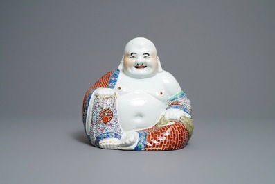 Une figure de Bouddha en porcelaine de Chine famille rose, R&eacute;publique