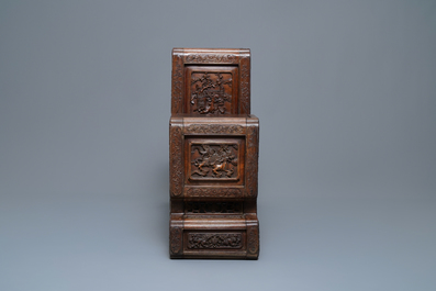 Een Chinese fijn gesculpteerde houten &eacute;tag&egrave;re, 19e eeuw