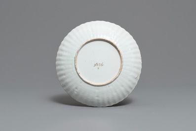 Une assiette godronn&eacute;e en porcelaine de Chine d&eacute;cor&eacute;e aux Pays-Bas de style Kakiemon, anc. coll. Auguste le Fort, Yongzheng