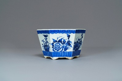 Cinq jardini&egrave;res et quatre assiettes en porcelaine de Chine, 19/20&egrave;me