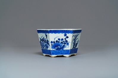 Cinq jardini&egrave;res et quatre assiettes en porcelaine de Chine, 19/20&egrave;me