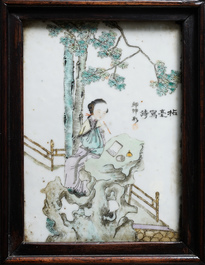 Une armoire en bois sculpt&eacute; orn&eacute;e de 23 plaques en porcelaine de Chine qianjiang cai, 19/20&egrave;me