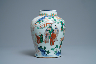 Un vase en porcelaine de Chine wucai au couvercle en bois, &eacute;poque Transition