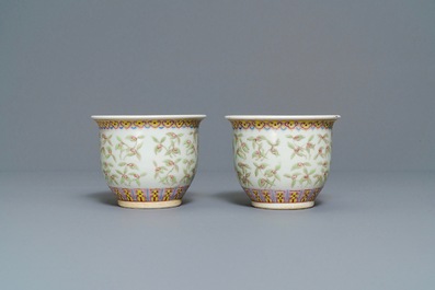 Une paire de jardini&egrave;res et deux vases en porcelaine de Chine famille rose, 19/20&egrave;me