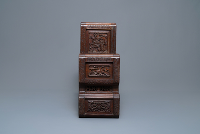 Een Chinese fijn gesculpteerde houten &eacute;tag&egrave;re, 19e eeuw