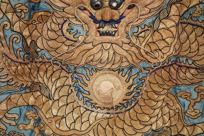 Un tapis mural en soie brod&eacute;e au fil d'or &agrave; d&eacute;cor d'un dragon, Chine, 19&egrave;me