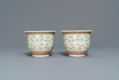 Une paire de jardini&egrave;res et deux vases en porcelaine de Chine famille rose, 19/20&egrave;me