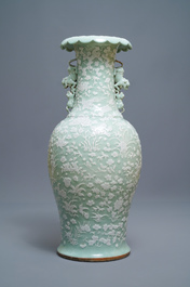 Un grand vase en porcelaine de Chine &agrave; d&eacute;cor en relief sur fond c&eacute;ladon, 19&egrave;me