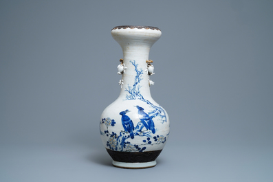 Een Chinese blauw-witte en onderglazuur rode Nanking craquel&eacute; vaas, 19e eeuw