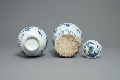Deux vases en porcelaine de Chine en bleu et blanc &agrave; d&eacute;cor floral, &eacute;poque Transition