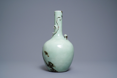 Un vase en porcelaine de Chine c&eacute;ladon et rouge de cuivre, marque et &eacute;poque de Qianlong