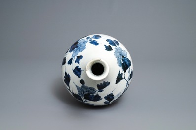 Un grand vase de forme bouteille en porcelaine Arita en bleu et blanc, Japon, Edo, 17&egrave;me