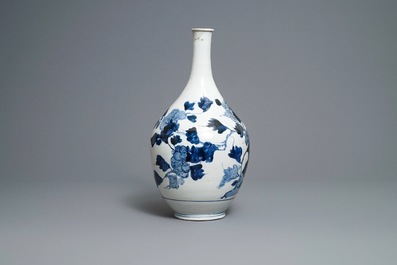 Un grand vase de forme bouteille en porcelaine Arita en bleu et blanc, Japon, Edo, 17&egrave;me