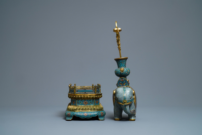 Een groot Chinees model van een olifant met attributen in cloisonn&eacute; en verguld brons, Qianlong merk, 19/20e eeuw