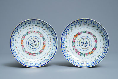 Une paire de bols couverts sur pr&eacute;sentoirs en porcelaine de Chine famille rose, Qianlong