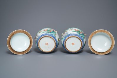 Une paire de bols couverts en porcelaine de Chine famille rose, marque de Qianlong, R&eacute;publique