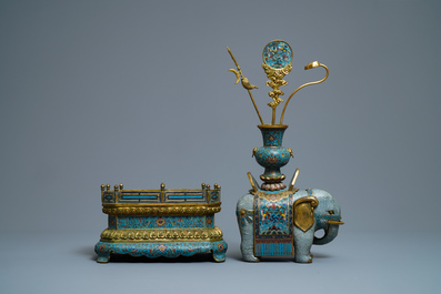 Een groot Chinees model van een olifant met attributen in cloisonn&eacute; en verguld brons, Qianlong merk, 19/20e eeuw