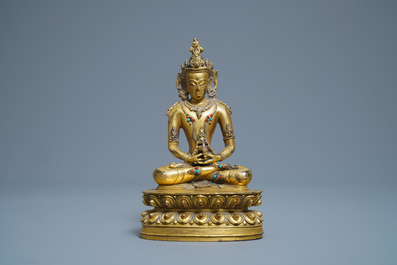 Een Chinese met koraal en turkoois ingelegde verguld bronzen figuur van Boeddha Amitayus, 18/19e eeuw