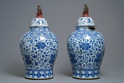 Une paire de potiches en porcelaine de Chine en bleu et blanc aux couvercles en fa&iuml;ence, Kangxi