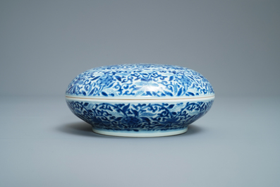 Une bo&icirc;te couverte en porcelaine de Chine en bleu et blanc, marque de Kangxi, 19&egrave;me