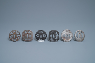 Vijfentwintig diverse Japanse bronzen en metalen tsuba, Meiji, 19e eeuw
