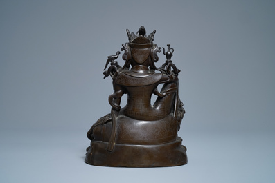 Een Chinese met zilver ingelegde bronzen figuur van Guanyin op een draak, Shisou merk, 18/19e eeuw