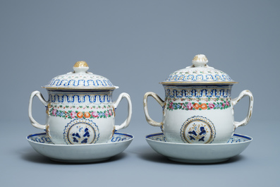 Une paire de bols couverts sur pr&eacute;sentoirs en porcelaine de Chine famille rose, Qianlong