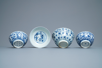 Cinq bols en porcelaine de Chine en bleu et blanc, Kangxi/Yongzheng