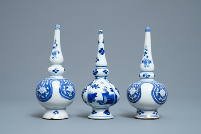 Trois aspersoirs en porcelaine de Chine en bleu et blanc pour le march&eacute; islamique, Kangxi