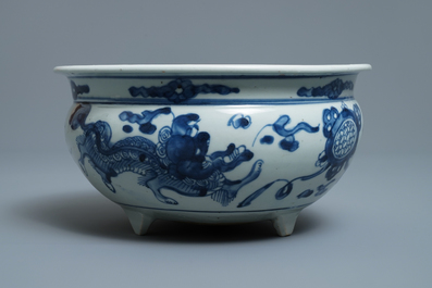 Un grand br&ucirc;le-parfum en porcelaine de Chine en bleu et blanc, Ming