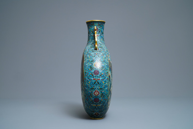 Een Chinese cloisonn&eacute; 'moonflask' vaas met herten en kraanvogels, Qianlong merk, 19e eeuw