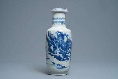 Een Chinese blauw-witte rouleau vaas met figuren in een landschap, Kangxi