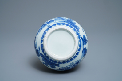 Een Chinese blauw-witte kalebasvaas met figuratief decor, Transitie periode