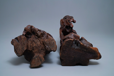 Deux grandes figures d'immortels en bois sculpt&eacute;, Chine, R&eacute;publique
