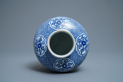 Een Chinese blauw-witte vaas met lotusslingers, gedateerd 1587, Wanli merk en periode