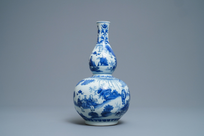 Een Chinese blauw-witte kalebasvaas met figuratief decor, Transitie periode